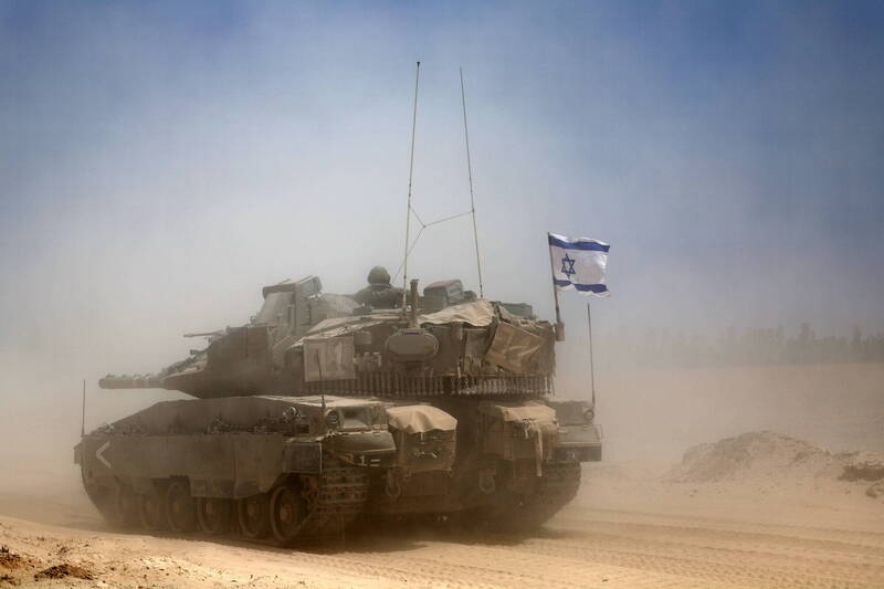 往加萨走廊南部边境行动的以军坦克。（欧新社档案照）