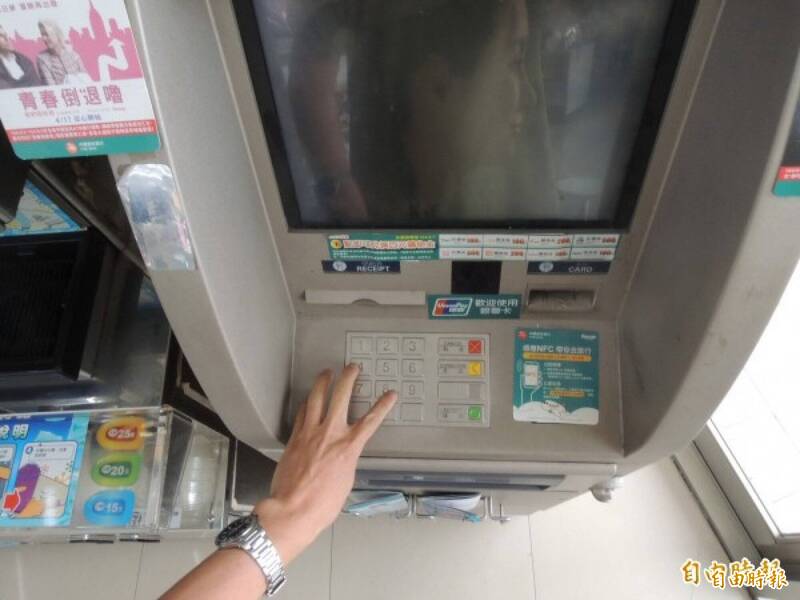 为有效防止日益严重的诈骗问题，日本大阪府将于8月1日起实施新的防诈措施，65岁以上长者在使用提款机（ATM）时不得同时利用手机通话。图为台湾的ATM。（资料照）