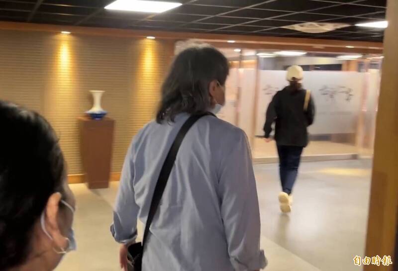 死者父親(後)及妹妹(前)北上協助相驗。(記者鄭景議攝) 死者父親(後)及妹妹(前)北上協助相驗。(記者鄭景議攝)