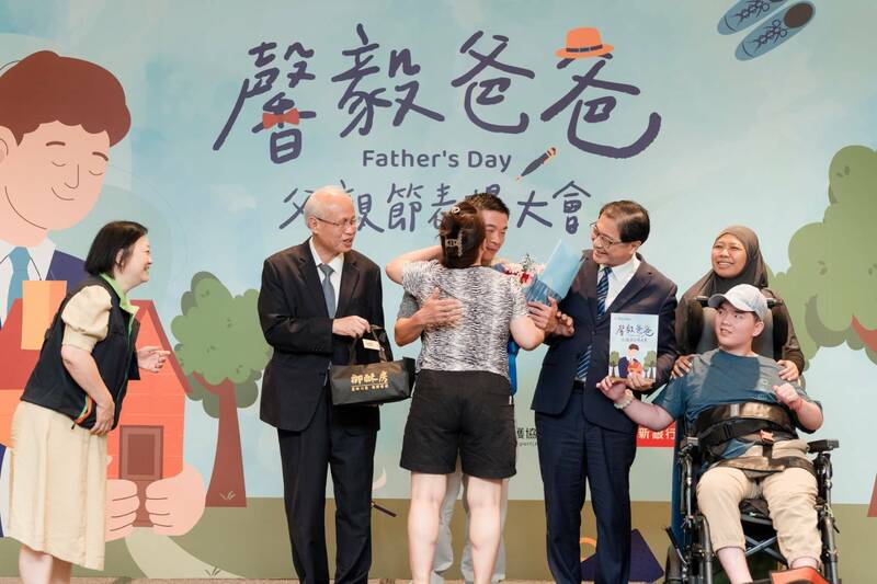 法務部長鄭銘謙與犯保張董事長表揚桃園分會馨生人父親程先生。（法務部提供）