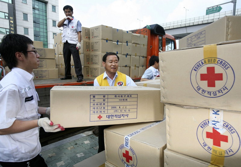 南韩红十字会向北韩运送物资。（路透社）