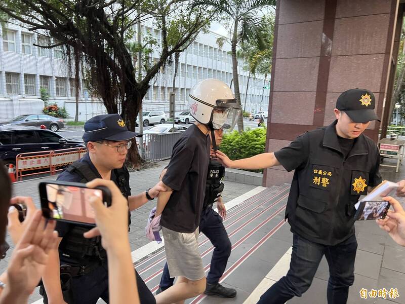 杀害谷姓夜店女公关的凶嫌刘柏葳凌晨被收押。(记者张文川摄) 杀害谷姓夜店女公关的凶嫌刘柏葳凌晨被收押。(记者张文川摄)