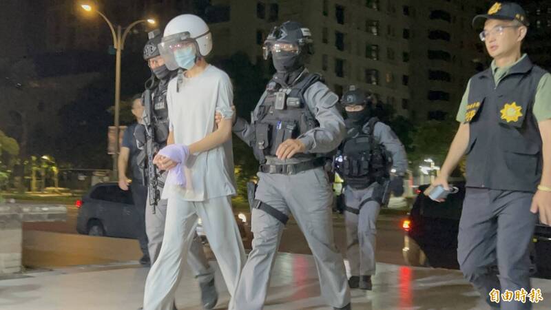 劉男被警方押返北市警信義分局偵訊。（記者邱俊福攝）