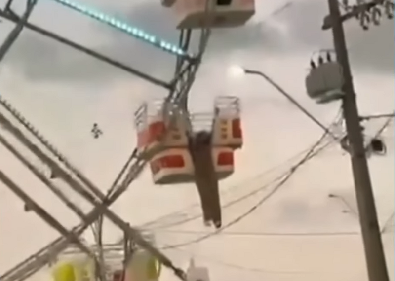 巴西曼迪里图巴日前举办嘉年华活动，却传出一名女游客搭乘摩天轮期间，以为摩天轮已停警运作，因此自行打开安全门想离开车厢，未料当场失足悬挂在30公尺空中。（图撷取自IG）