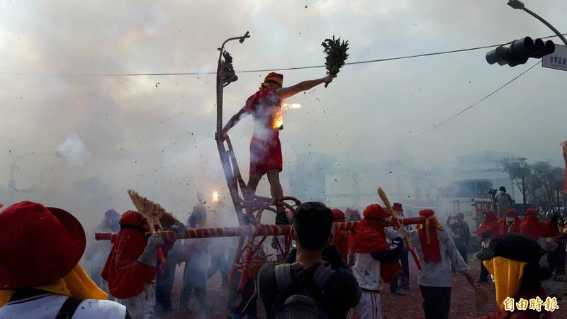 肉身寒单爷接受炮火轰炸。示意图，图中人物与新闻事件无关。（记者黄明堂摄）