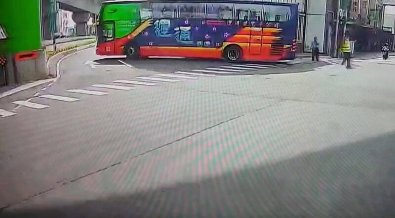 呂姓女子騎機車與遊覽車發生碰撞。(桃市消防局提供) 呂姓女子騎機車與遊覽車發生碰撞。(桃市消防局提供)