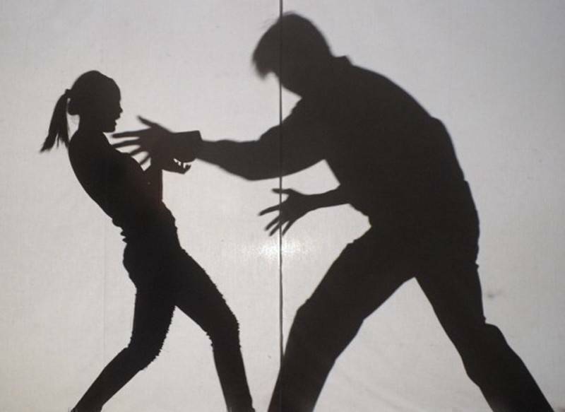 见少女穿校服，男子竟在超商忍不住上前强搂、摸胸。（示意图）