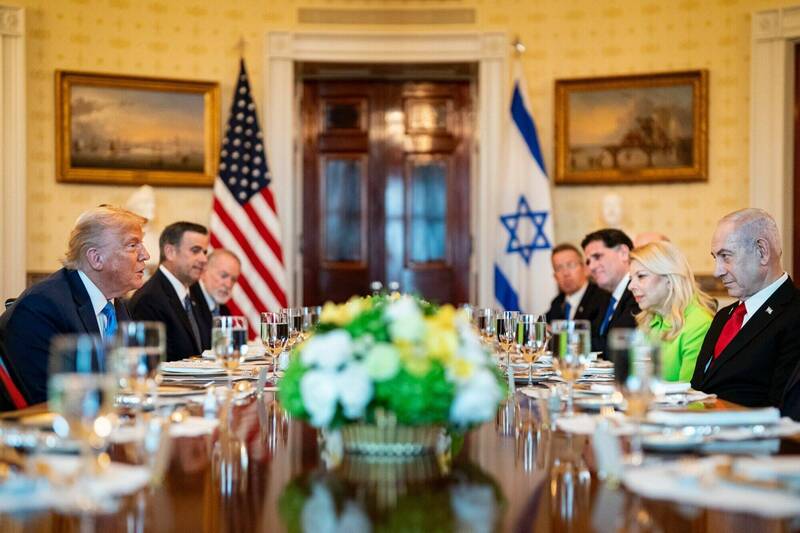 2025年7月7日，美國總統川普（中左）在白宮藍廳招待以色列總理納坦雅胡（中右）。納坦雅胡告訴川普，他提名川普角逐今年的諾貝爾和平獎。（彭博社）