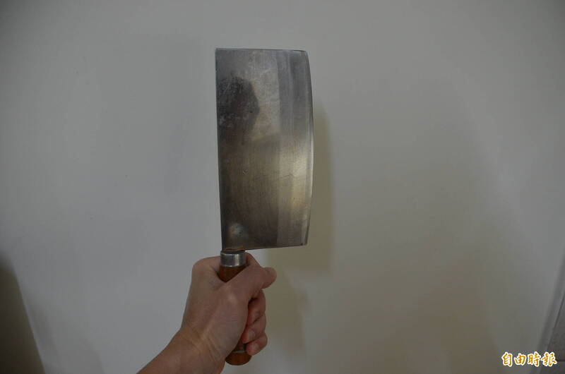 阮姓越南移工持菜刀將同鄉砍成重傷潛逃，5年後換新護照入境被逮判刑。示意照，非本案兇器。（記者李立法攝）