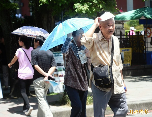 今天各地阳光普照，紫外线指数都在过量级以上。（资料照，记者方宾照摄）