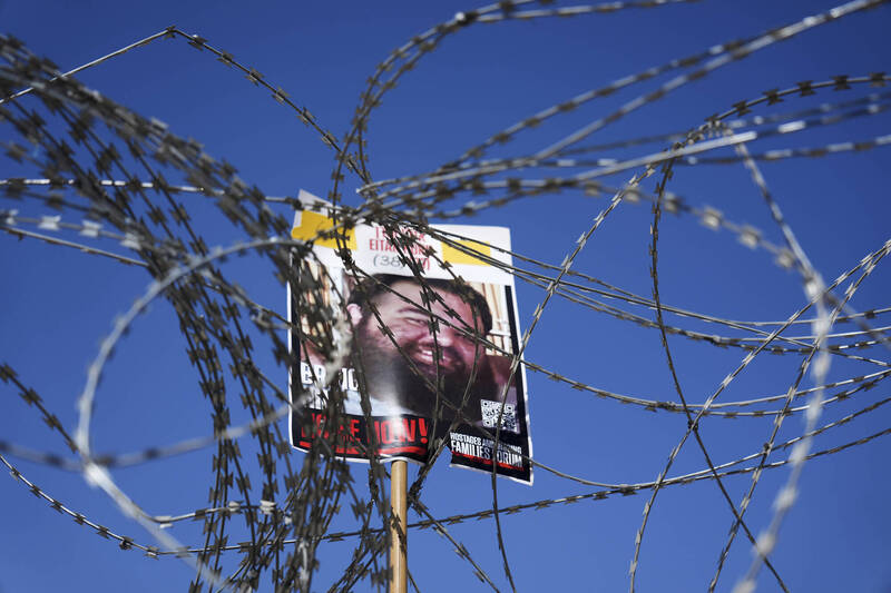 以色列人质家属2日在特拉维夫「人质广场」集会,呼吁结束战争、释放人质。(美联社) 以色列人质家属2日在特拉维夫「人质广场」集会,呼吁结束战争、释放人质。(美联社)