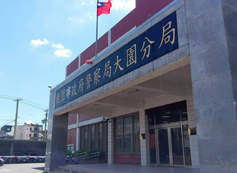 桃园市观音区仁德街民宅昨凌晨发生2死凶杀案，大园警分局逮捕陈嫌讯后依杀人罪嫌移送检方侦办。（记者余瑞仁翻摄）