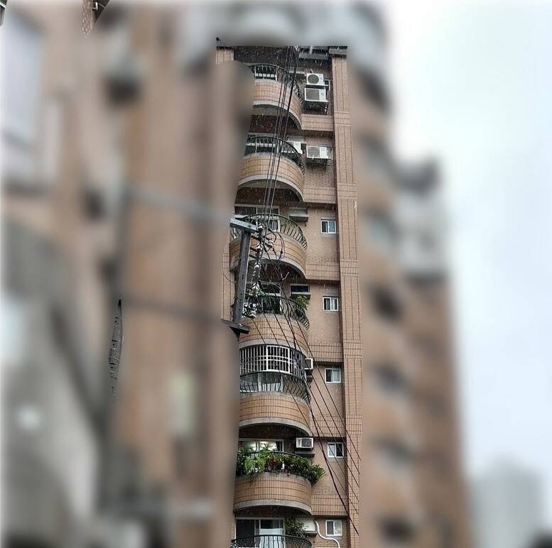 老翁高处坠落缠绕电线卡3楼。（民众提供）