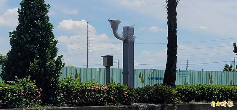 屏東縣新增了不少測速、闖紅燈照相桿。（記者葉永騫攝）