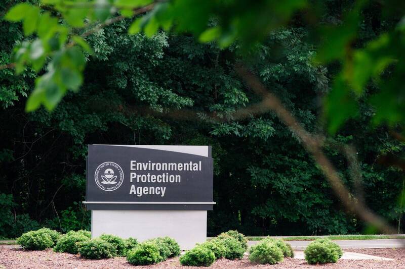 川普今年3月發布行政命令,使美國環境保護署等30多個聯邦機構員工不再享有集體談判權,目前環境保護署已著手終止與工會成員的聘僱合約。(彭博) 川普今年3月發布行政命令,使美國環境保護署等30多個聯邦機構員工不再享有集體談判權,目前環境保護署已著手終止與工會成員的聘僱合約。(彭博)