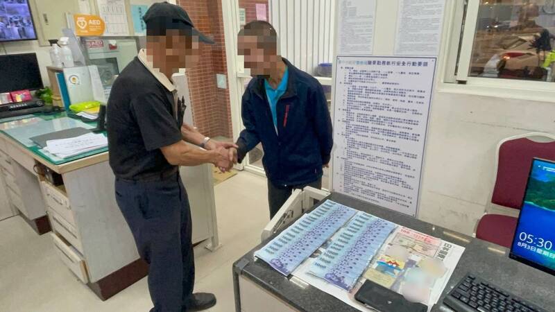 张姓老翁失而复得，双手紧握感谢拾获其皮夹的庙公。（民众提供）