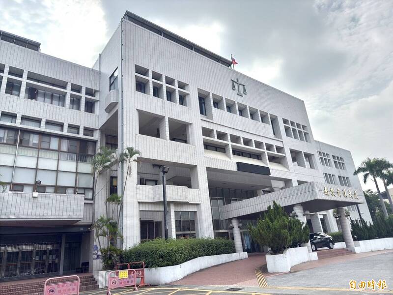 溪畔發現大型台灣扁柏漂流木，要用曳引車載走，車卻突然故障，陳姓男子被警方查獲，南投地院法官以侵佔漂流物罪，判處罰金1萬元。（記者陳鳳麗攝）