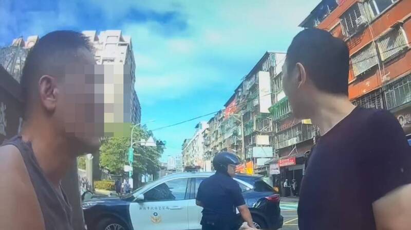 警方发现杨嫌酒后直冲前女友家，立即将其拦查搜出水果刀。（记者陆运锋翻摄）