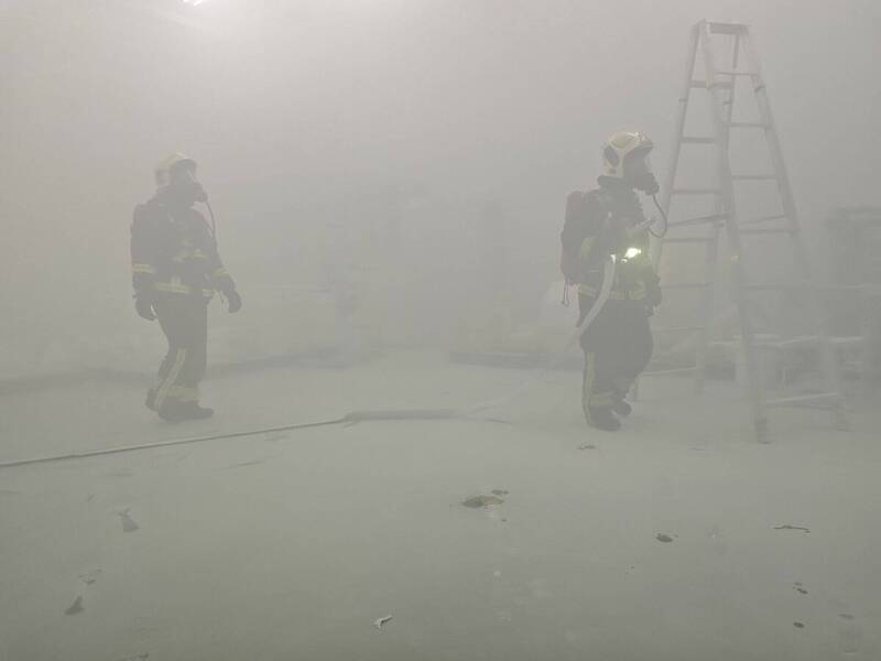 宜蘭縣利澤工業區一間電子零件工廠,今天上午傳出火警,消防人員到場協助排煙。(圖由民眾提供) 宜蘭縣利澤工業區一間電子零件工廠,今天上午傳出火警,消防人員到場協助排煙。(圖由民眾提供)