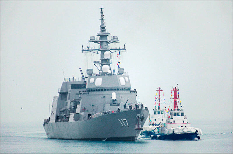 日本海上自衛隊的護衛艦「涼月」號，去年7月4日誤闖浙江省沿海的中國領海，日本共同社今天根據多位日中消息人士消息報導，中方當時曾發射至少2枚砲彈警告。（美聯社檔案照）