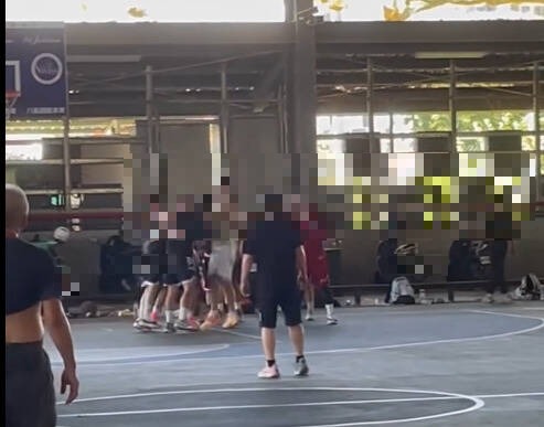 高雄球友打3对3篮球，竟打出火气出现挥拳攻击行为。（撷取自threads@delin11_15）