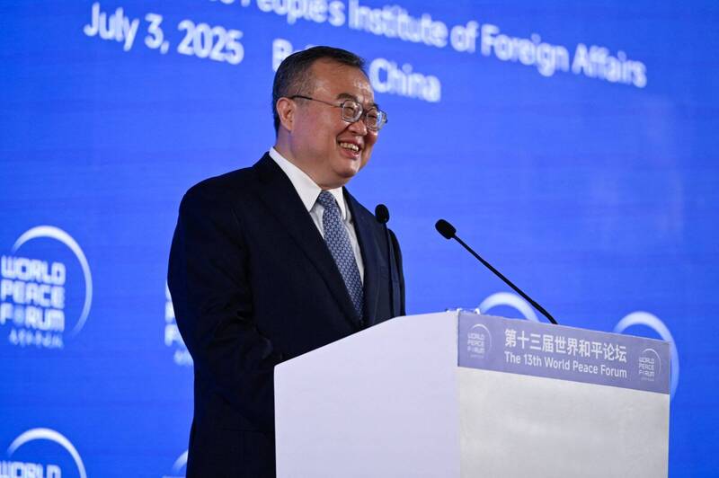 曾被视为中国外交部长热门人选的中共中央对外联络部部长刘建超，上月底结束外访行程返回北京后就被当局带走讯问。矢板明夫认为，此事件应该和中共高层的路线斗争有关。（法新社）