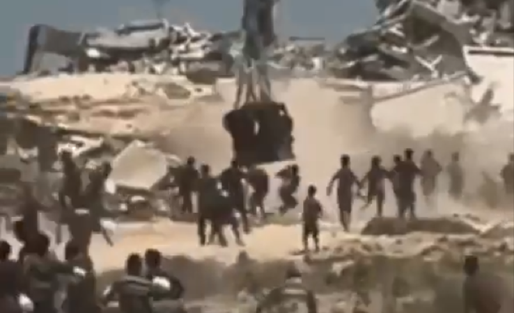 加萨中部一名年仅14岁的男孩躲闪不及，遭援助物资当场砸中而丧生。（撷取自X @AnasAlSharif0）