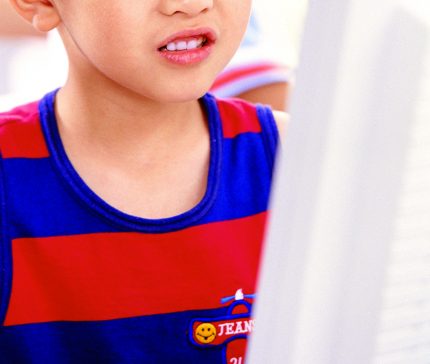 台中一名男子透过社群与通讯软体锁定少年及儿童,以「赠送免费游戏点数」为饵,引诱传送裸照、私密照,被害人数高达20余名。(情境照) 台中一名男子透过社群与通讯软体锁定少年及儿童,以「赠送免费游戏点数」为饵,引诱传送裸照、私密照,被害人数高达20余名。(情境照)