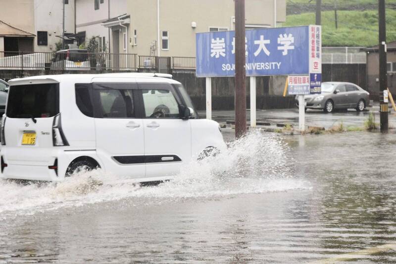日本九州暴雨導致多線列車受到影響停駛。圖為熊本11日淹水情形。(美聯社) 日本九州暴雨導致多線列車受到影響停駛。圖為熊本11日淹水情形。(美聯社)