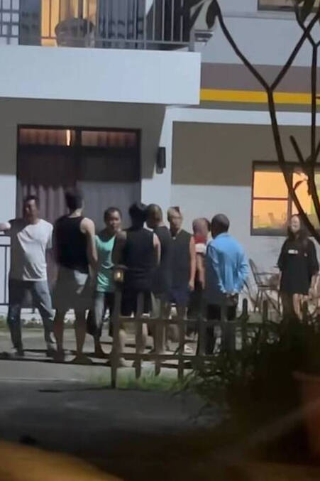 有遊客與在地人發生行車口角,在地人後續竟跟到民宿要求遊客下跪道歉,網友po文曝光這起離譜案件。(翻攝自Threads) 有遊客與在地人發生行車口角,在地人後續竟跟到民宿要求遊客下跪道歉,網友po文曝光這起離譜案件。(翻攝自Threads)