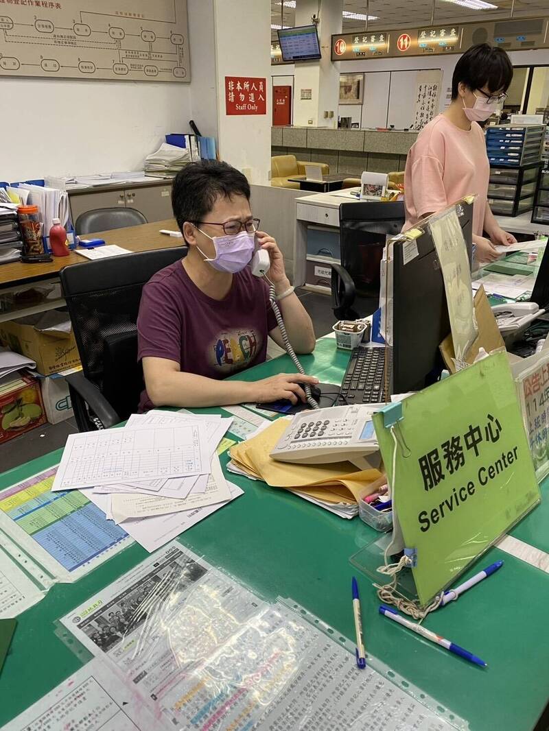 民眾致電詢問，地政事務所服務台人員向民眾說明。（圖由屏東縣政府提供）