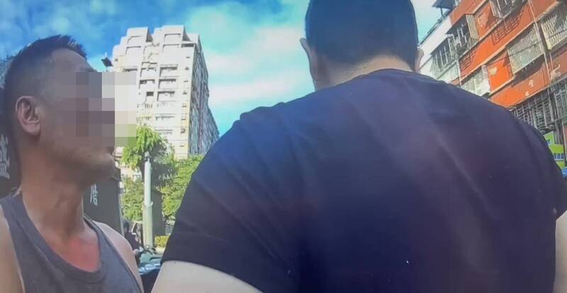 警方发现杨嫌酒后骑车往小琪住处而去，再次将其拦查，果然发现随包藏著水果刀。（记者陆运锋翻摄）