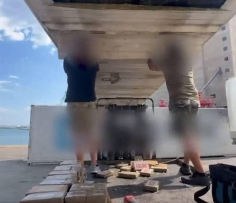 希腊警方缴获超过270公斤古柯碱，并逮捕3名男子。（撷自X@daphnetoli）