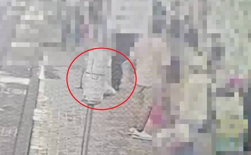 黃女被拖行在地。(記者王冠仁翻攝) 黃女被拖行在地。(記者王冠仁翻攝)