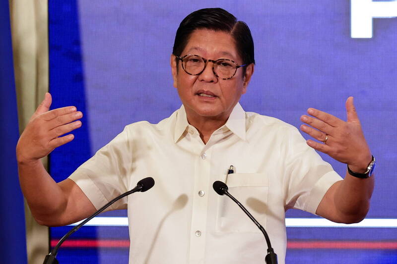 菲律宾总统小马可仕11日在总统府记者会上,强力反击中国就其台海言论的「玩火」指控,称自己只是陈述事实,并对北京的反应感到困惑。(欧新社) 菲律宾总统小马可仕11日在总统府记者会上,强力反击中国就其台海言论的「玩火」指控,称自己只是陈述事实,并对北京的反应感到困惑。(欧新社)