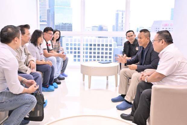 泰国观光与体育部委任代表探望受伤的两名马来西亚游客，并与家属会面承诺将全力协助并提供补偿。（撷取自泰国观光及体育部/脸书）