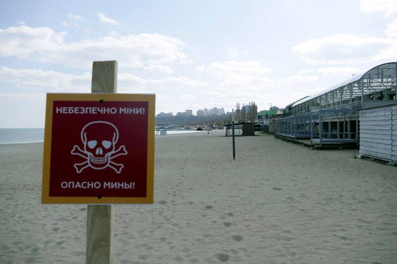烏克蘭敖德薩州10日有3名泳客闖入黑海沿岸禁區游泳，因此被水雷炸死。（路透）