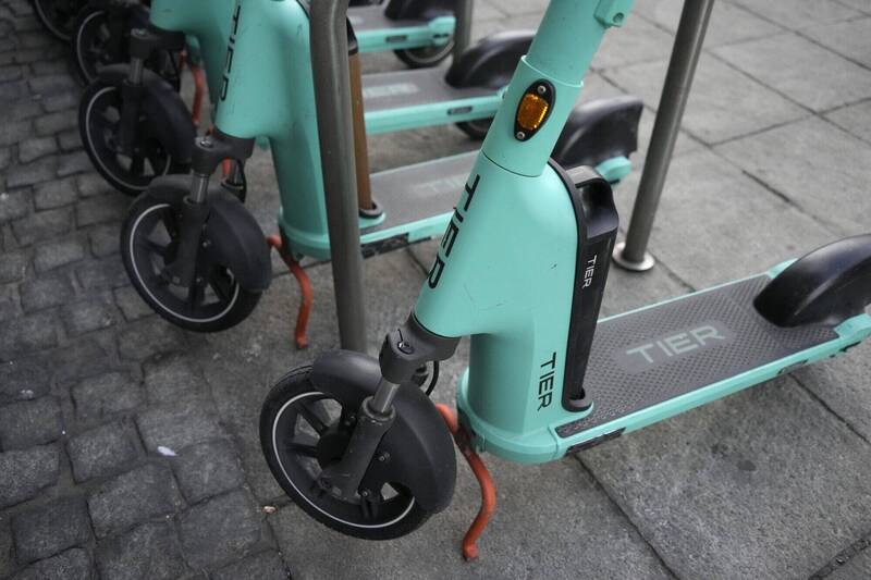 英國遊客肯普因之前在澳洲騎電動滑板車時撞死1名男子而被拘留。圖為示意圖。(彭博社) 英國遊客肯普因之前在澳洲騎電動滑板車時撞死1名男子而被拘留。圖為示意圖。(彭博社)