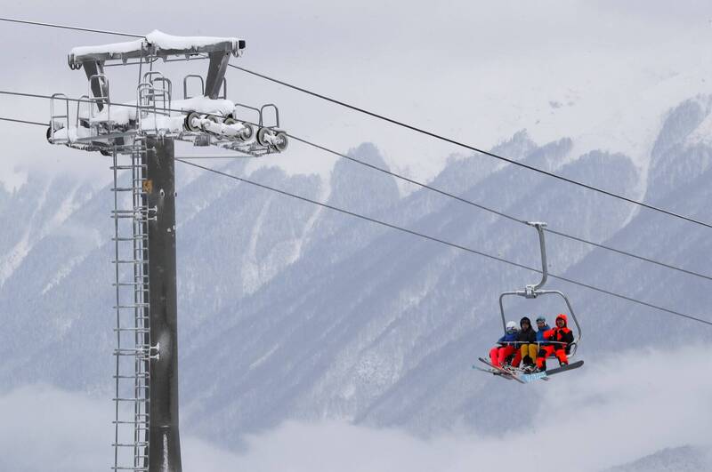 俄国知名度假区缆车突然缆绳断裂，导致部分乘客从5公尺高坠落湖面，还有人重摔在岩石地面。吊椅缆车示意图。（欧新社）