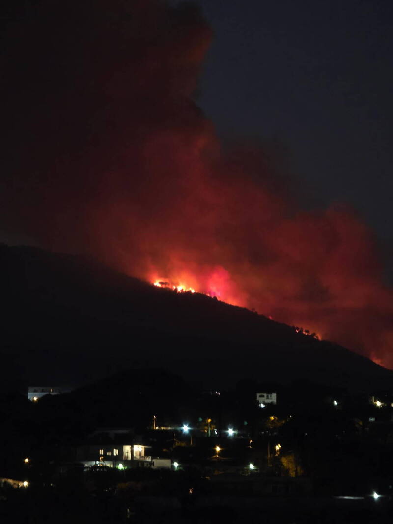 自8日後大火一直在義大利維蘇威火山國家公園肆虐。（歐新社）