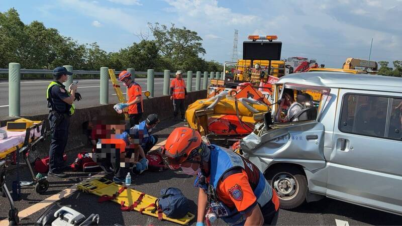 民和國中棒球隊成員搭乘廂型車，在國道3號善化段發生追撞車禍。（民眾提供）