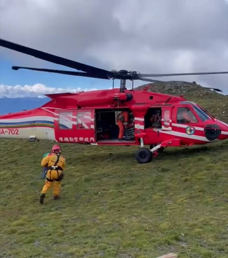 祖孫與女山友3人攀登南三段，卻遭遇颱風發生失溫山難，阿公、女山友身亡，僅剩8歲孫子報警獲救弔掛山下。（民眾提供）