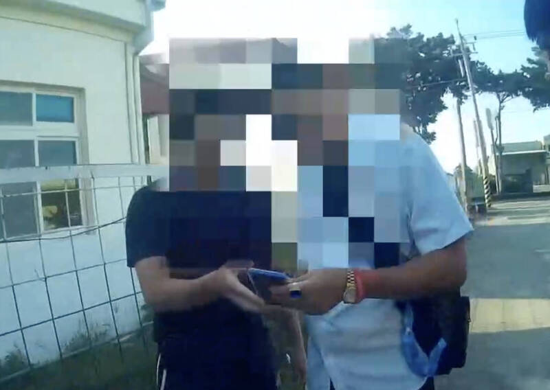 施男(右)被逮捕时,还询问警方,「代收款有罪吗,会很重嘛」?(民众提供) 施男(右)被逮捕时,还询问警方,「代收款有罪吗,会很重嘛」?(民众提供)