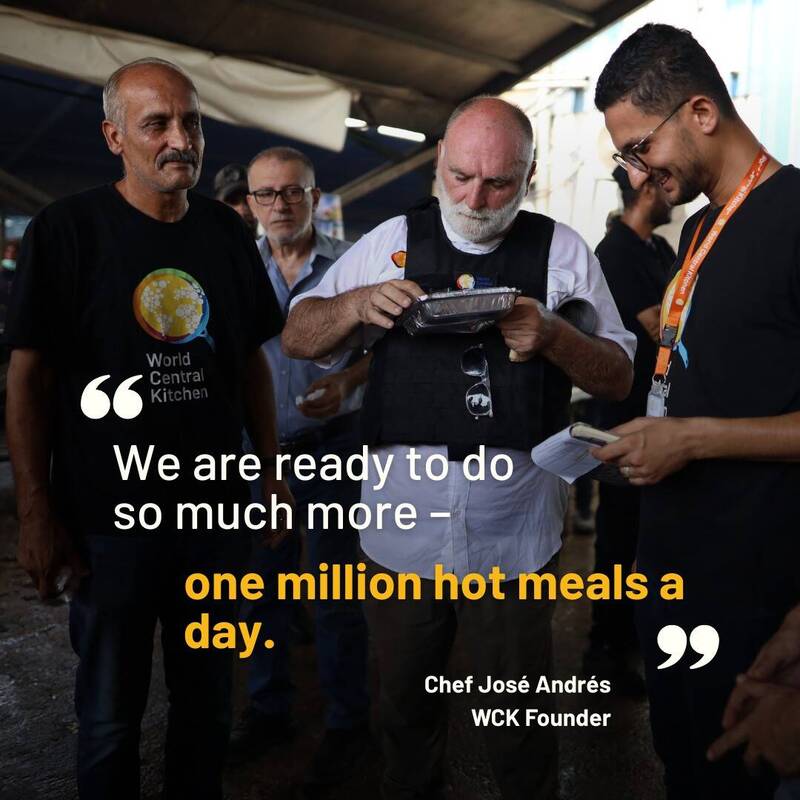 世界名厨安德瑞斯（右2）亲赴加萨走廊，为他创办的粮食救援组织「世界中央厨房」团队打气，每天要供应100万份餐点。（撷取自World Central Kitchen脸书）