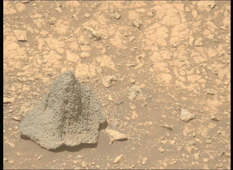 火星探测车「毅力号」拍到类似头盔或女巫帽的火星岩石。(取自NASA官网,NASA/JPL-Caltech/ASU) 火星探测车「毅力号」拍到类似头盔或女巫帽的火星岩石。(取自NASA官网,NASA/JPL-Caltech/ASU)