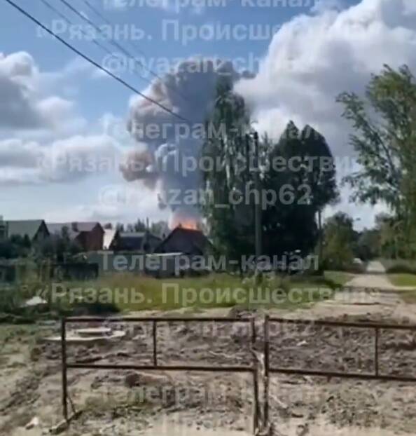 俄国利珊州(Ryazan)工厂大爆炸,浓烟直冲天际。(撷取自X平台) 俄国利珊州(Ryazan)工厂大爆炸,浓烟直冲天际。(撷取自X平台)