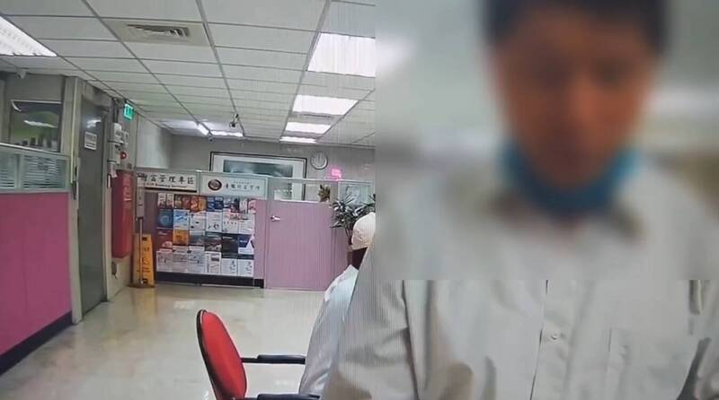 警方到场向高男劝说。(记者王冠仁翻摄) 警方到场向高男劝说。(记者王冠仁翻摄)