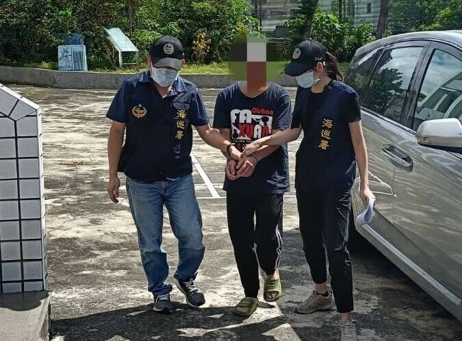 海巡署第五岸巡队逮捕欲搭船出港海钓诈欺通缉犯(中)。(海巡署第五岸巡队提供) 海巡署第五岸巡队逮捕欲搭船出港海钓诈欺通缉犯(中)。(海巡署第五岸巡队提供)