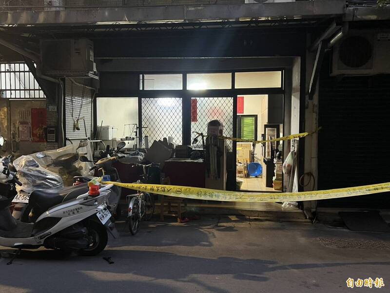 土城逆子殺害老母親，警方封鎖現場採證。（記者吳仁捷攝）