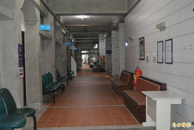 台中人妻出軌小王，且前往汽車旅館發生7次性行為，人夫得知氣炸提告，台中地院判賠40萬元。圖為台中地院法庭外走廊。（記者陳建志攝）